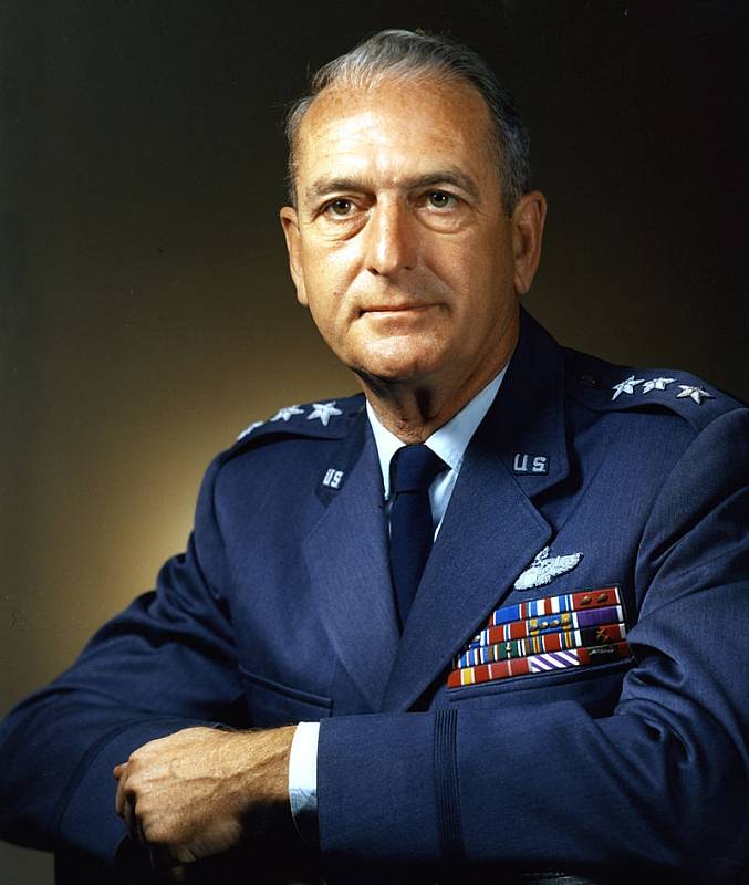 Generálmajor Theodor R. Milton, který vedl záchrannou a pátrací operaci. Po zmizelém letounu se bohužel nenašla žádná stopa