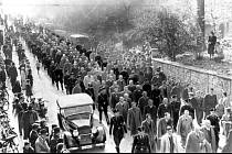 Zatýkání židovských mužů v Baden-Badenu v listopadu 1938. Po antisemitském pogromu bylo v listopadu asi 30 tisíc lidí deportováno do koncentračních táborů