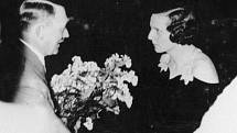 Adolf Hitler a režisérka Leni Riefenstahlová v roce 1934