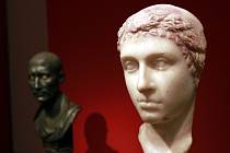 Berlínské muzeum vlastní busty Caesara a Kleopatry, u nichž je možné, že zobrazují skutečnou podobu antickýh milenců.