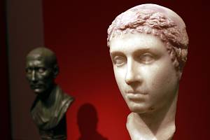 Berlínské muzeum vlastní busty Caesara a Kleopatry, u nichž je možné, že zobrazují skutečnou podobu antických milenců