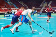 Čeští florbalisté porazili v závěrečném utkání skupiny na mistrovství světa v Helsinkách Norsko 7:3. Zleva Tobias Hjorth a Mikuláš Krbec.