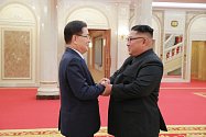 Jihokorejský bezpečnostní poradce Chung Eui-yong a severokorejský vůdce Kim Čong-un na jednání v Pchjongjangu