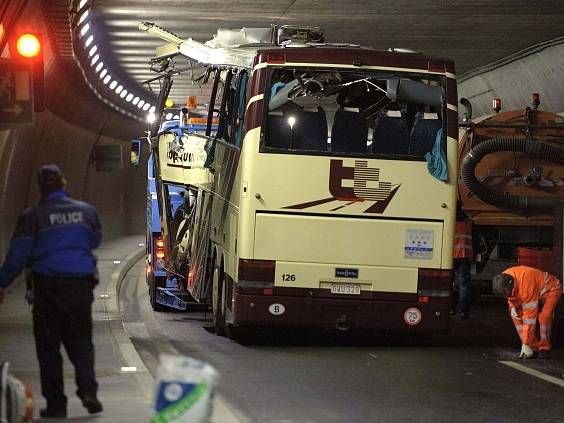 Při nehodě belgického autobusu v jihošvýcarském kantonu Valais zahynulo v úterý večer 28 lidí, z toho 22 dětí. Dalších 24 dětí bylo zraněno. 