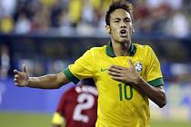 Brazilský šikula Neymar se raduje z výstavního gólu proti Portugalsku.