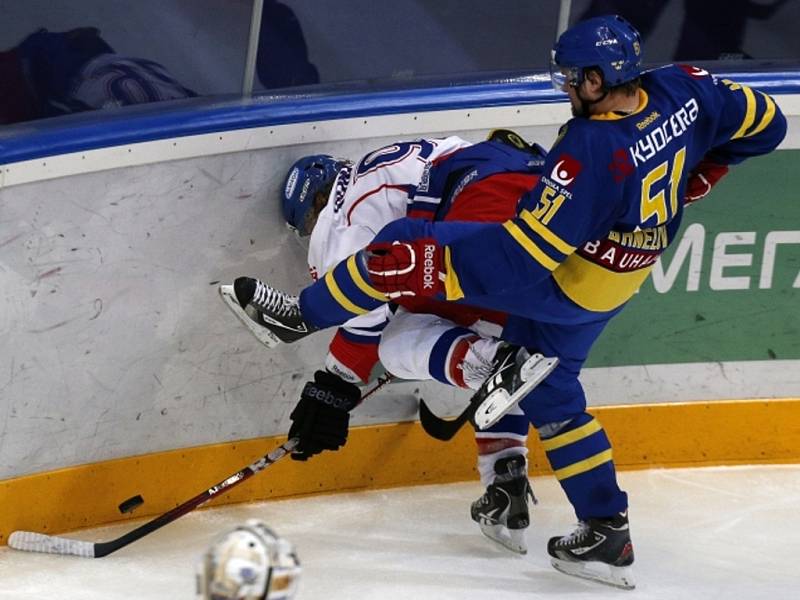 Jonas Ahnelöv ze Švédska (vpravo) tvrdě atakuje českého reprezentanta Jakuba Voráčka.