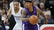 Andre Miller z Denveru (vlevo) a Isaiah Thomas ze Sacramenta.