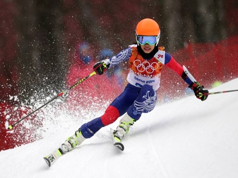 Virtuoska Vanessa Mae v obřím slalomu na olympijských hrách v Soči.