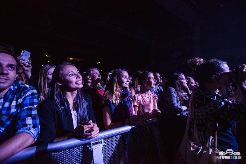 GEORGE EZRA ve vyprodaném Foru Karlín. Do Prahy se vrátí v květnu.