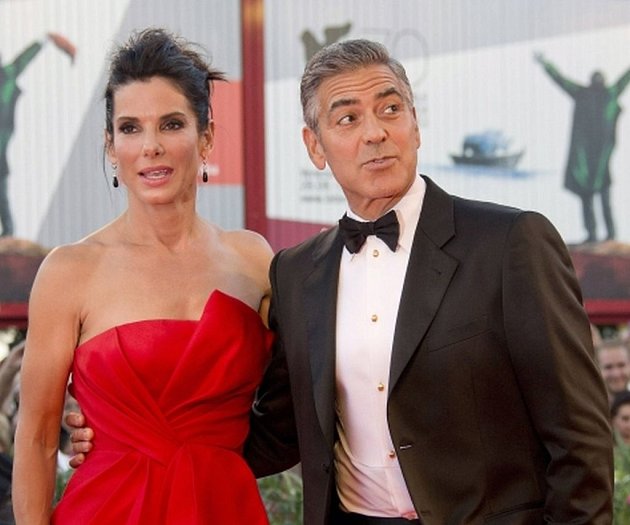 Úvod jednoho z nejvýznamnějších filmových festivalů na světě obstarala premiéra amerického vědeckofantastického filmu Gravitace mexického režiséra Alfonsa Cuaróna. Hlavní role v nesoutěžním snímku hrají Sandra Bullock a George Clooney.