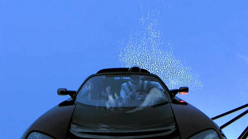 Start rakety Falcon Heavy. Záběr z kamery na elektromobil Tesla.