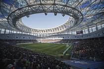 Stadion Nižnij Novgorod (Nižnij Novgorod, 44 899 diváků). Tato aréna je situována na místě zvaném Strelka, kde se stékají řeky Volha a Oka. Její design je inspirován přírodními živly vodou a větrem. Také tento stánek byl postaven speciálně pro šampionát.