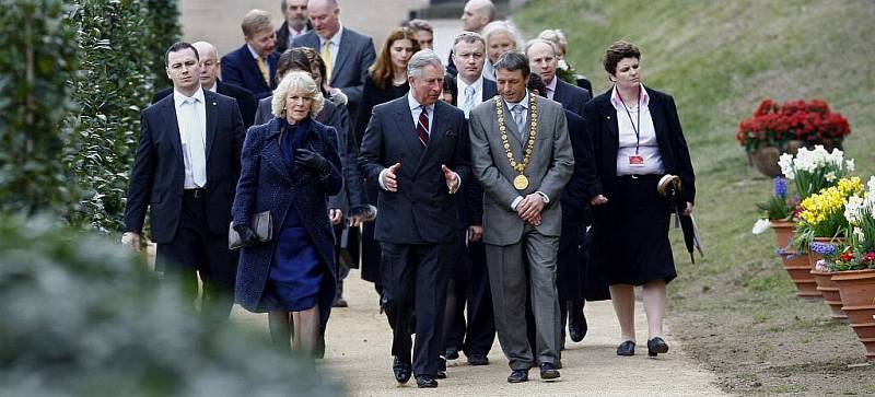 Princ Charles s manželkou Camillou, vévodkyní z Cornwallu prochází 20. března 2010 za doprovodu pražského primátora Pavla Béma zahradou Na Valech v areálu Pražského hradu.