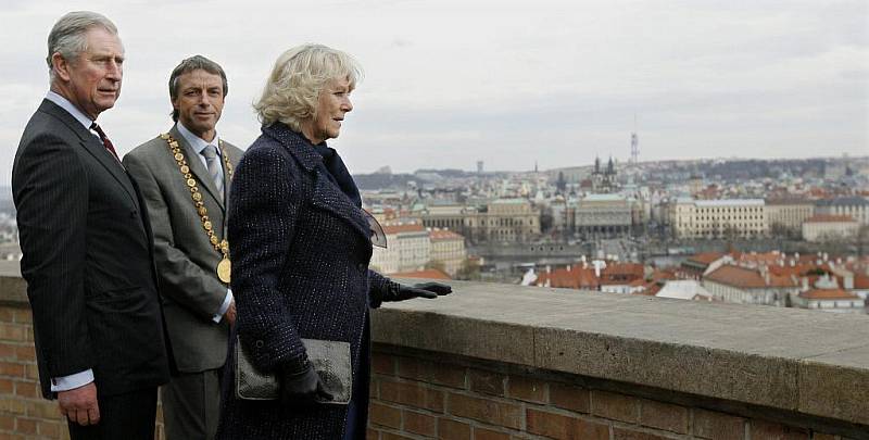 Princ Charles s manželkou Camillou, vévodkyní z Cornwallu si za doprovodu prohlédli 20. března 2010 zahrady Pražského hradu. Na snímku si prohlížejí historické jádro Prahy z Moravské bašty zahrady Na Valech.