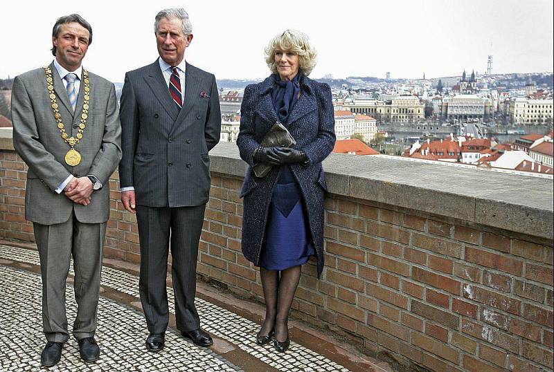 Princ Charles s manželkou Camillou, vévodkyní z Cornwallu si za doprovodu prohlédli 20. března 2010 zahrady Pražského hradu. Na snímku si prohlížejí historické jádro Prahy z Moravské bašty zahrady Na Valech.