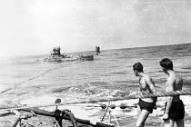 Německá ponorka U-461 doplňující palivo na moři, rok 1943