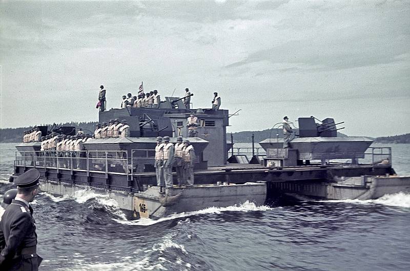Německý samohybný vyloďovací člun typu Siebel na Ladožském jezeře