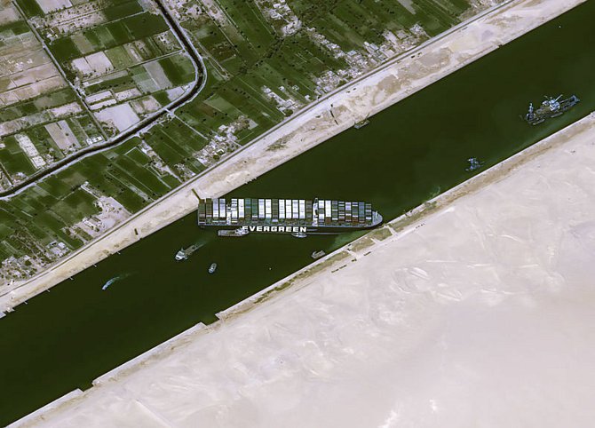 Uvízlá kontejnerová loď Ever Given v Suezském průplavu na satelitním snímku z 25. března 2021.