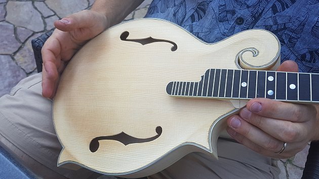 Detail vyráběné mandolíny