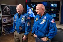 Astronauti Scott a Mark Kellyovi.