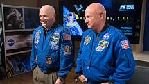 Astronauti Scott a Mark Kellyovi.