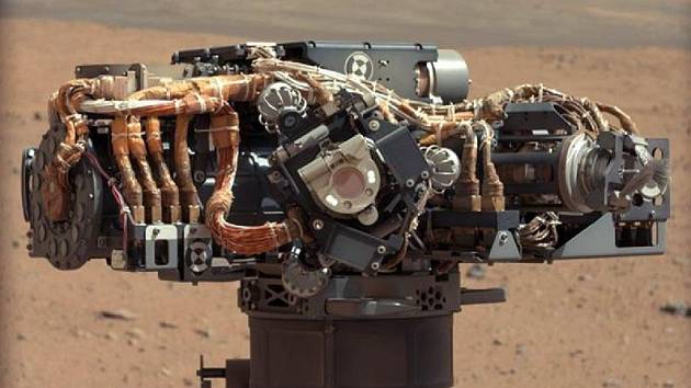 Jedno z ramen modulu Curiosity při průzkumu Marsu