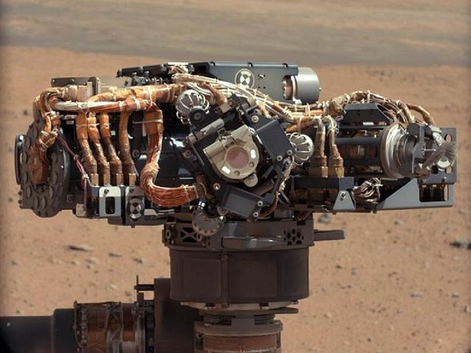 Jedno z ramen modulu Curiosity při průzkumu Marsu