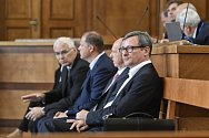 Bývalý středočeský hejtman David Rath (vpravo) sedí v jednací síni Vrchního soudu v Praze, kde 10. června 2019 začalo odvolací jednání v takzvané první větvi Rathovy kauzy.