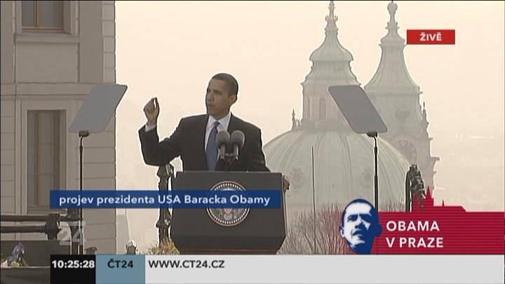 Barack Obama mluví na Hradčanském náměstí.