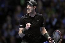 Andy Murray se raduje z výhry nad Chorvatem Marinem Čiličem.