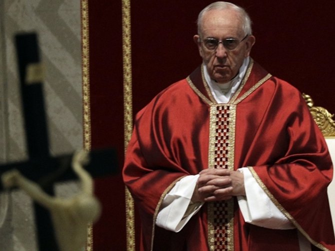 Papež František během mše u příležitosti Velkého pátku.