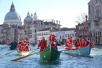 Santa Clausové v Benátkách