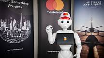 Robot Master Pepper umístěný na Terminálu 2 na letišti v Praze.