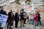 Před středočeským krajským úřadem v Praze se dnes sešlo asi 50 lidí na demonstraci starostů proti údajně nespravedlivému rozdělování krajských dotací.