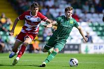 Fletcher Holman (vlevo) v dresu Eastbourne Borough