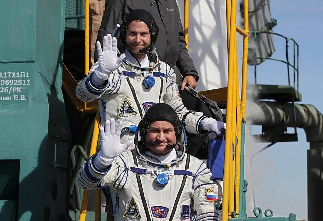 Astronauti Nick Hague (vpravo) a Alexej Ovčinin