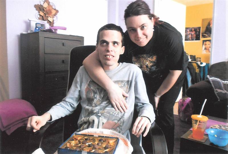 Saša (31) z Klatov, který je kvůli svému handicapu v domově pro osoby se zdravotním postižením, se svými blízkými. Teď se s nimi ale kvůli covidu takřka vůbec nevídá