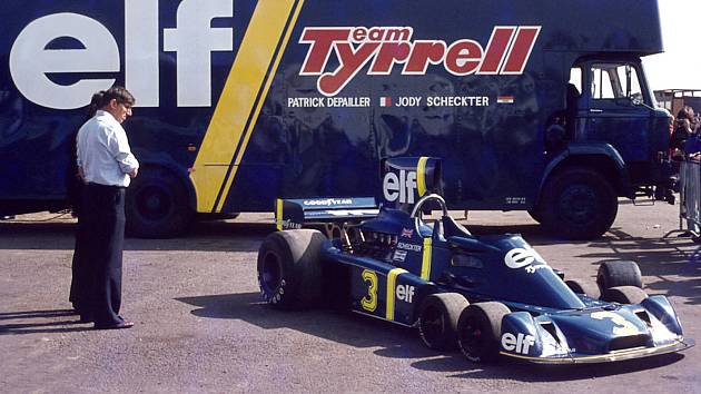Ken Tyrrel s šestikolovým monopostem P34.