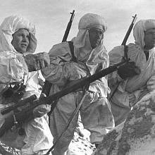 Slavný ruský odstřelovač Vasilij Zajcev (vlevo) na zřejmě inscenovaném snímku zachycujícím výcvik dvou nováčků v prosinci 1942 u Stalingradu