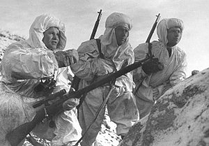 Slavný ruský odstřelovač Vasilij Zajcev (vlevo) na zřejmě inscenovaném snímku zachycujícím výcvik dvou nováčků v prosinci 1942 u Stalingradu