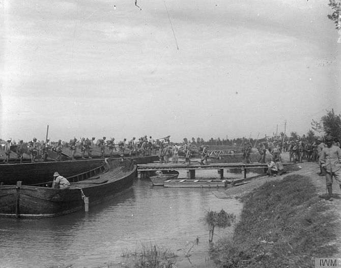 Bitva na Piavě, červen 1918. Vylodění italských jednotek, které se chystají zaujmout pozice pro nadcházející bitvu