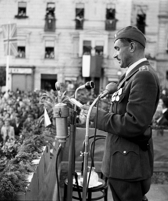 Viliam Žingor při projevu během oslav 1. výročí SNP v Banské Bystrici