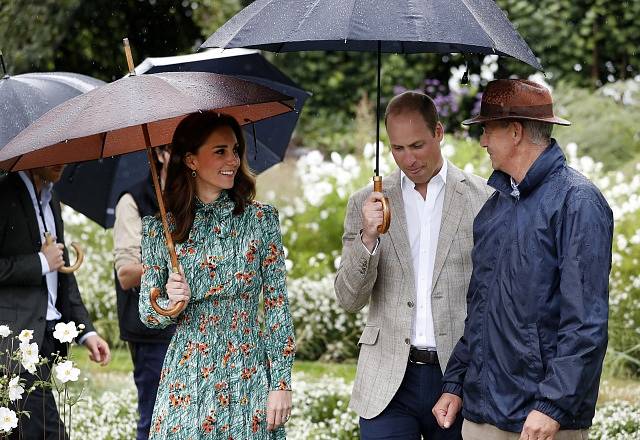 Princové William a Harry s Kate při návštěvě památníku princezny Diany