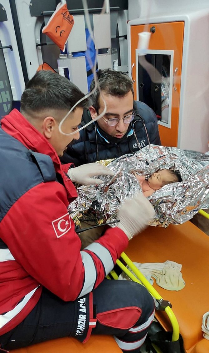 Třiatřicetiletou Neclu Camuz a jejího novorozeného syna Yagize pohřbily trosky po zemětřesení v Turecku na dlouhých 90 hodin.
