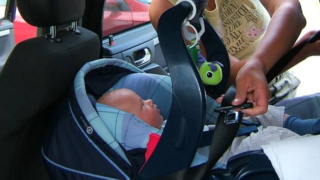 Ve vozidle kontrolujte, jak se dítě cítí.