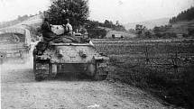 Do karpatsko-dukelské operace na pomoc povstalcům na Slovensku byl 8. září 1944 nasazen také 1. čs. armádní sbor v SSSR. Na snímku čs. tanky na přesunu k prvním karpatským hřebenům
