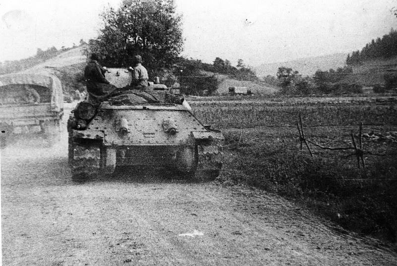 Do karpatsko-dukelské operace na pomoc povstalcům na Slovensku byl 8. září 1944 nasazen také 1. čs. armádní sbor v SSSR. Na snímku čs. tanky na přesunu k prvním karpatským hřebenům