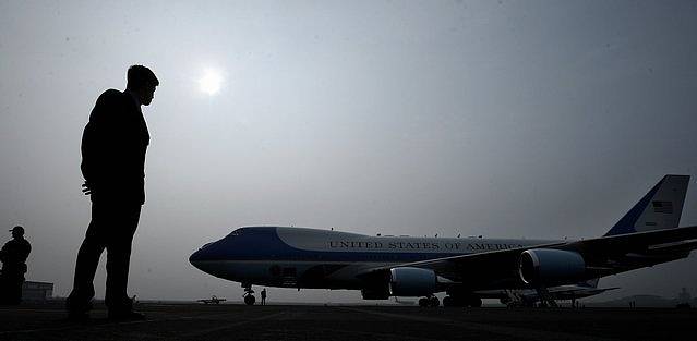 Ochranka hlídá letadlo amerického prezidenta Obamy před jeho odletem 5. dubna z pražského ruzyňského letiště.