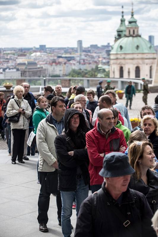 Výstava českých korunovačních klenotů byla otevřena 15. května na Pražském hradě. 