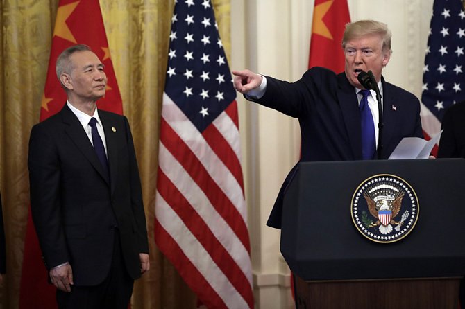 Americký prezident Donald Trump (vpravo) a čínský vicepremiér Liou Che.